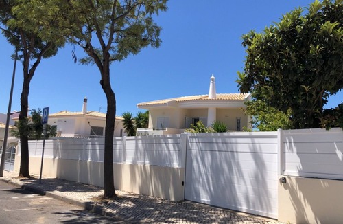 Montechoro Villa | Vila Luisa Anabela, 6/8 people in the heart of ALBUFEIRA, private pool and jacuzzi!