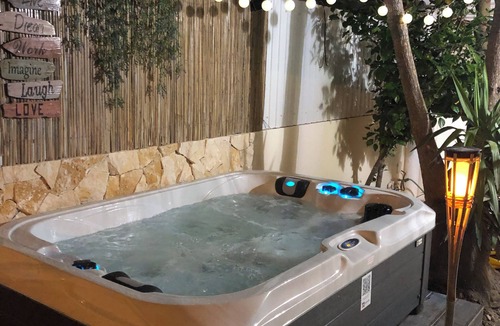 Montechoro Villa | Vila Luisa Anabela, 6/8 people in the heart of ALBUFEIRA, private pool and jacuzzi!