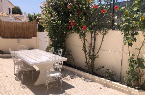 Montechoro Villa | Vila Luisa Anabela, 6/8 people in the heart of ALBUFEIRA, private pool and jacuzzi!