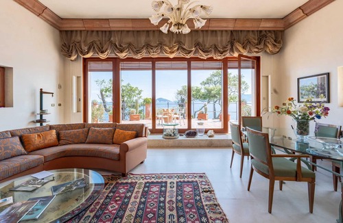 Bagno-Sprizze Villa | Villa Adriana Summary