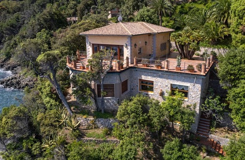 Bagno-Sprizze Villa | Villa Adriana Summary