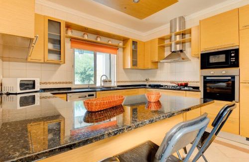 Correeira Villa | Villa Albufeira Golf Dois Superb V5 sleeps 12 Short Walk to Albufeira Centre