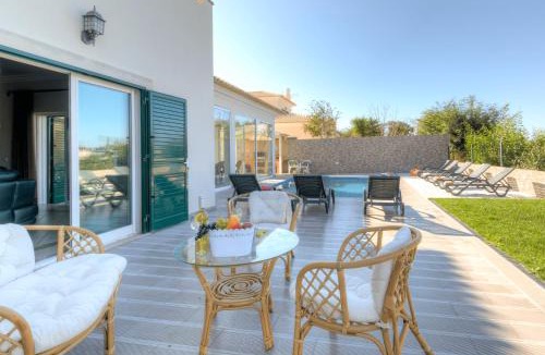 Correeira Villa | Villa Albufeira Golf Dois Superb V5 sleeps 12 Short Walk to Albufeira Centre