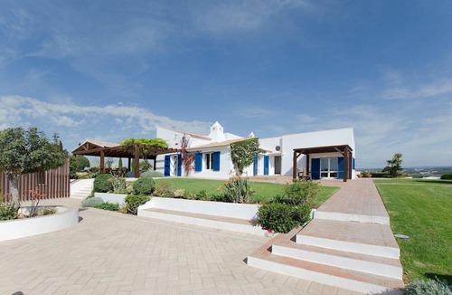 Lagos Villa | Villa Alfarrobeira - Superb cliffside beach villa overlooking Lagos Marina with outdoor kitchen