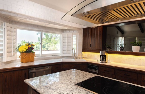 The Bird Streets Villa | Villa Bella near Beverly Hills with city view and hot tub! Familieswelcome
