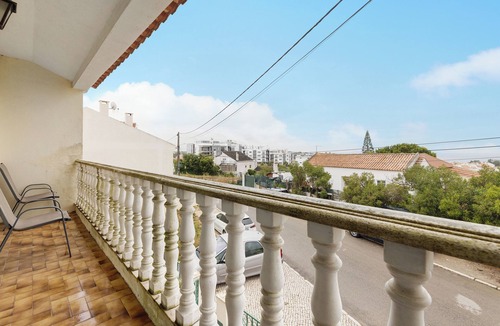 Charneca de Caparica e Sobreda Villa | Villa "Caparica Sun Beach" with Balcony, Private Garden & Wi-Fi