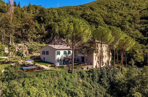 Foligno Villa | Villa Chiovada Natural waterfalls and cave spa