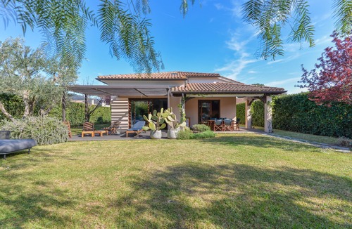 Marina di Campo Villa | Villa 'Chiuso Torto' with Private Terrace and Garden