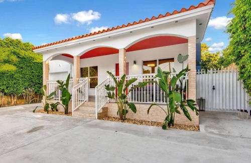 East Little Havana Villa | Villa Ciao Bella Sleeps 25 Pool Hot Tub
