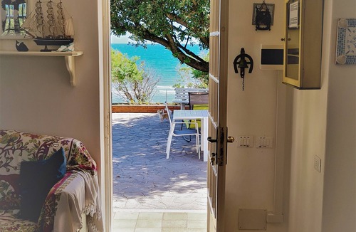 Fondi Villa | VILLA GREG GORGEOUS BEACH HOUSE WITH DIRECT ACCESS TO THE SEA