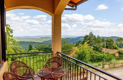 Talla Villa | Villa Italia is nestled among the forests of the Casentino. Here, every detail tells the story of a