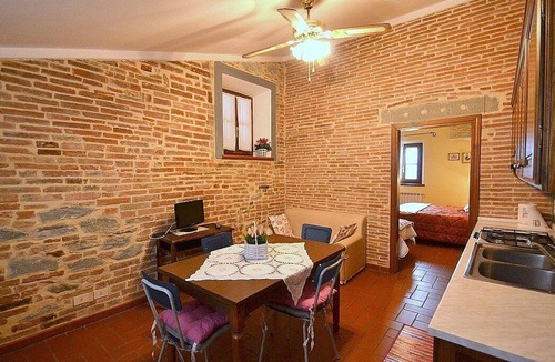 Fratticciola Villa | Villa Lamina Piccola: A characteristic and welcoming three-story apartment that is part of an ancient country house in the characteristic style of the Tuscan countryside, with Free WI-FI.