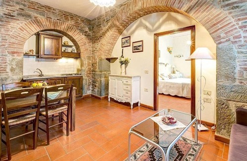 Fratticciola Villa | Villa Lamina Piccola: A characteristic and welcoming three-story apartment that is part of an ancient country house in the characteristic style of the Tuscan countryside, with Free WI-FI.