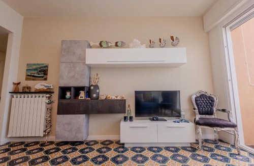 Varigotti Apartment | Villa Liliana - Sirena - Trilocale Elegante con Balcone Vista Mare - Accesso Diretto alla Spiaggia