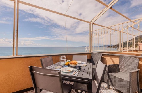Varigotti Apartment | Villa Liliana - Sirena - Trilocale Elegante con Balcone Vista Mare - Accesso Diretto alla Spiaggia