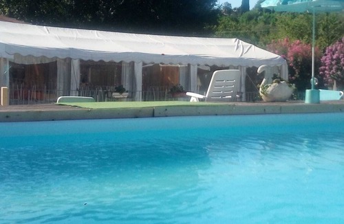 Gallicano nel Lazio House | Villa Paradise Resort rents rooms surrounded by the greenery of its private Park