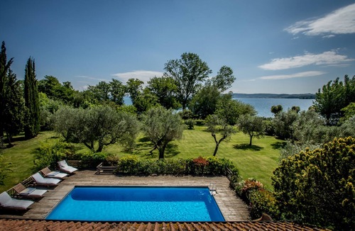 Lake Bracciano Villa | Villa pieds dans l'eau unique location with a private beach on the lake near Roma
