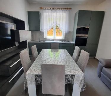 Porto Azzurro House | Villa rosa nel cuore di Porto Azzurro