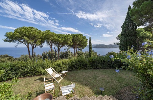 Bagno-Sprizze Villa | Villa surrounded by greenery with breathtaking views over the Gulf of Spartaia and Procchio