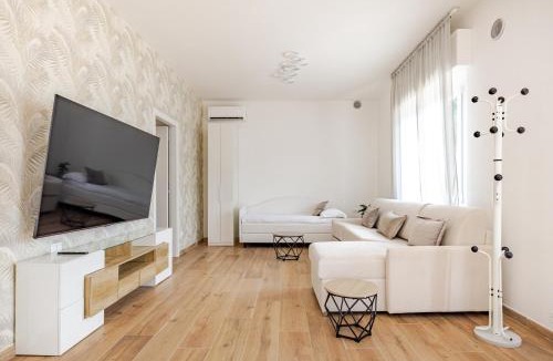 Marano Villa | Villa with 5 Bedrooms and 5 Bathrooms Wi-Fi & Private Parking - P r a t u r e c c i Group