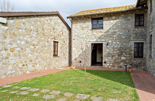 Collesanto Cottage | Vintage Apartment in Magione with Swimming Pool