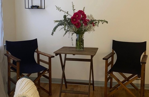 Carthay Circle Apartment | Vintage cozy studio stay in the Heart of LA
