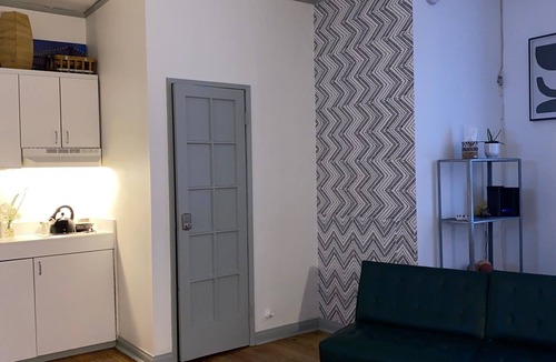Carthay Circle Apartment | Vintage cozy studio stay in the Heart of LA