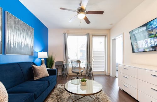 Del Aire Apartment | VIP 2 bed/2 bath with pool view, close to LAX & the beach