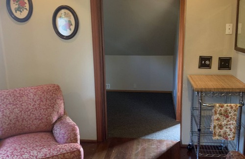 Eastside Apartment | Walk to Beach, shops, restaurants and much more!