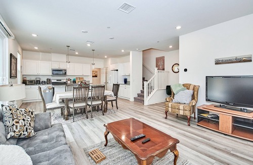 Upland Condo | Walk to Mall~Close to FWY210~Border with LA County~2022 Built~HOA Amenities~讲中文·