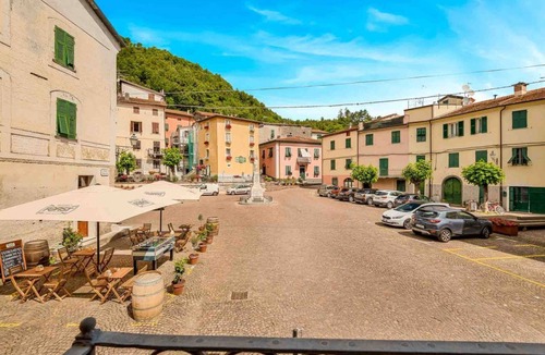Pignone Apartment | Welcome to Pietra Futura, your ideal refuge in the heart of Pignone. Located in the picturesque town square, this newly renovated home offers an authentic experience of Liguria and its fascinating hinterland. Just 20 minutes drive from the famous Cinque