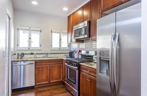 Carthay Circle Apartment | West Hollywood/Carthay Circle 2 Bed 2 Bath + Yard, Designer Furnished