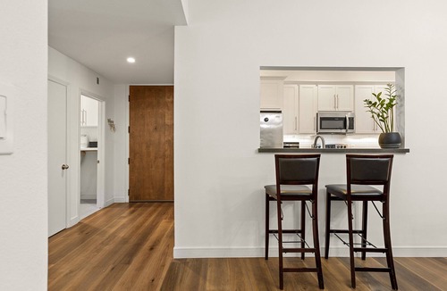 West Los Angeles Apartment | West LA Luxury 2BD/2BA w/Patio, Parking, W/D+Pool