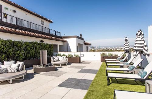 Mid-Wilshire Hotel | West Side Prime Location 2 Bedroom with Pool