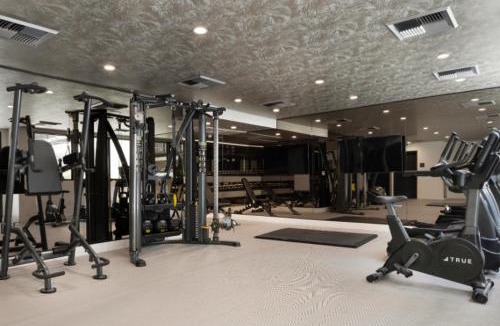 Mid-Wilshire Hotel | West Side Prime Location 2 Bedroom with Pool