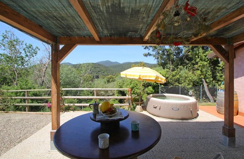 Castiglione della Pescaia House | Wonderful private villa for 3 guests with A/C, hot tub, TV, veranda, pets allowed and panoramic .