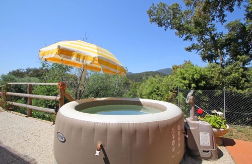 Castiglione della Pescaia House | Wonderful private villa for 3 guests with A/C, hot tub, TV, veranda, pets allowed and panoramic .