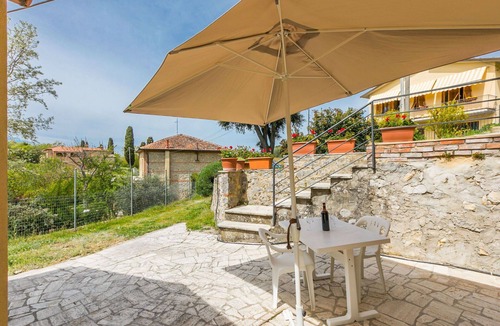 Montefollonico House | Wonderful private villa for 5 guests with WIFI, A/C, TV, patio, pets allowed and panoramic view