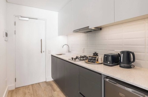 Cape Town City Centre Apartment | Woodstock Apartment with Mountain Views, Pool