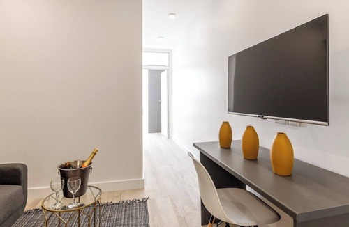 Cape Town City Centre Apartment | Woodstock Apartment with Mountain Views, Pool
