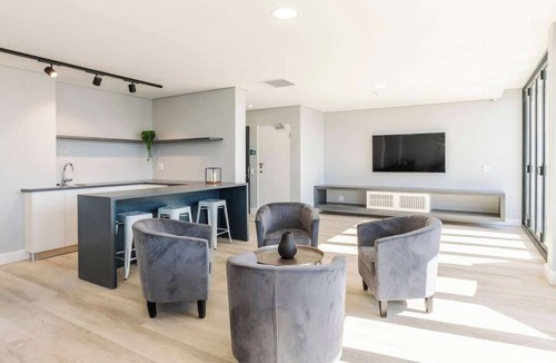 Cape Town City Centre Apartment | Woodstock Apartment with Mountain Views, Pool