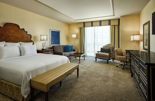 Aurora Hotel | Woolley’s Classic Suites