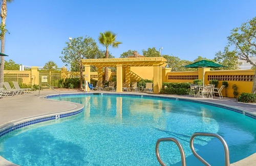 Guasti Apartment | Your Home Away From Home! Amazing unit | Outdoor Pool | Near Toyota Arena!