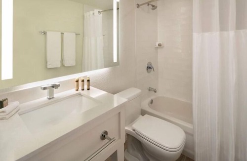 Islamorada Villa | Your Key to Unforgettable Island Moments! 2 Relaxing Units with Balcony!