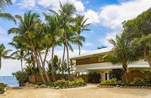 Islamorada Villa | Your Key to Unforgettable Island Moments! 2 Relaxing Units with Balcony!