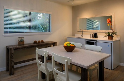 Islamorada Villa | Your Key to Unforgettable Island Moments! 2 Relaxing Units with Balcony!
