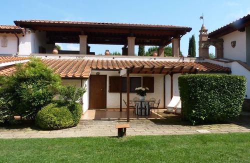 Castiglione della Pescaia Apartment | Zweizimmerwohnung für 3 Personen in einem Bauernhaus mit Schwimmbad by Interhome