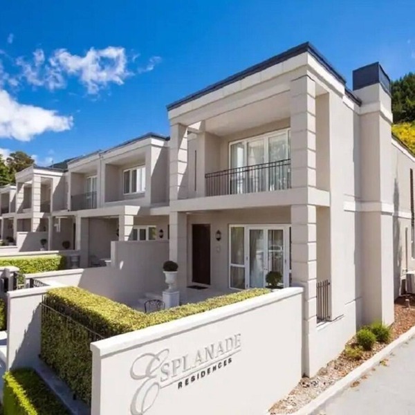 Luxurious 3BD/2BR villa with lake views, designer interiors, flat walk-to-town!