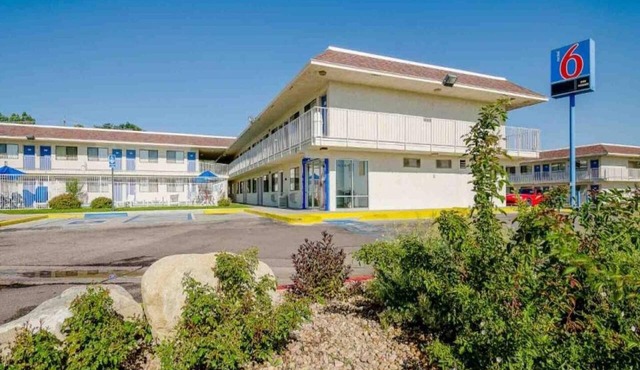 1 Full Bed | Mobility Access RI Shwr| NS