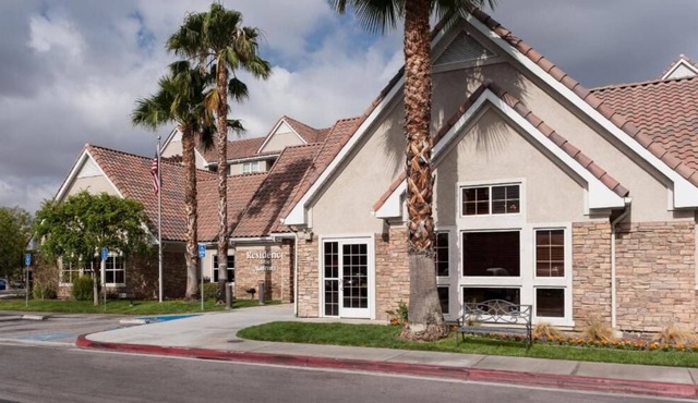 1BR Close to Frisbie Park w/ Full Kitchen, Indoor Pool & Pets Allowed!